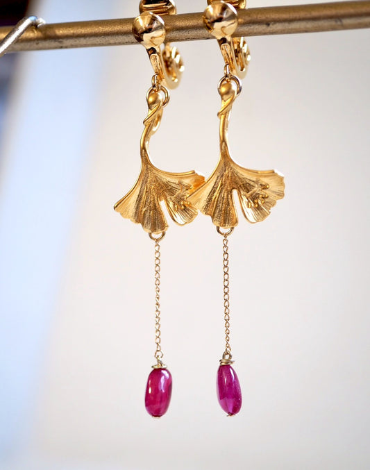 single ruby × gold ginkgo leaf motif earrings