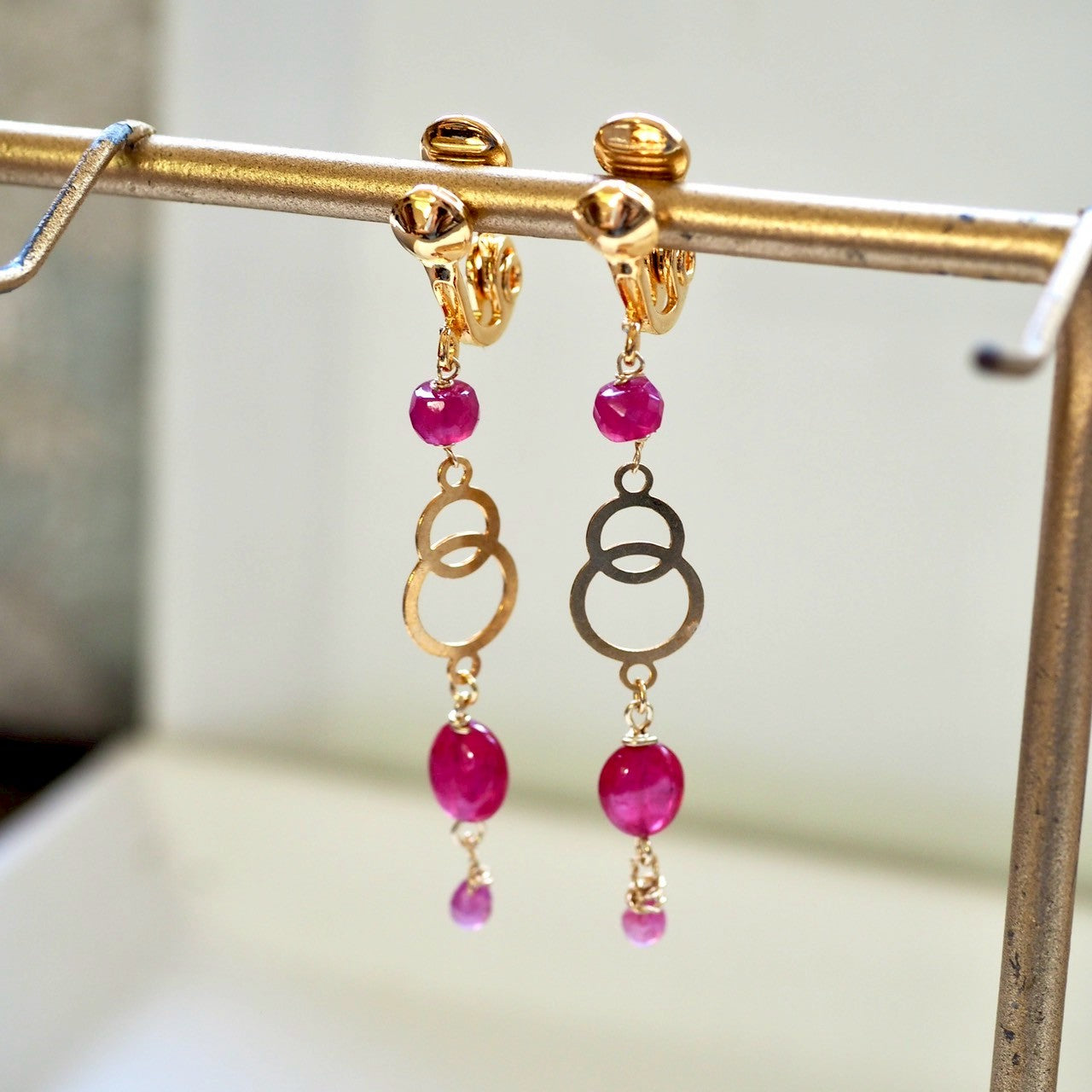 ruby × gold motif mixed earrings
