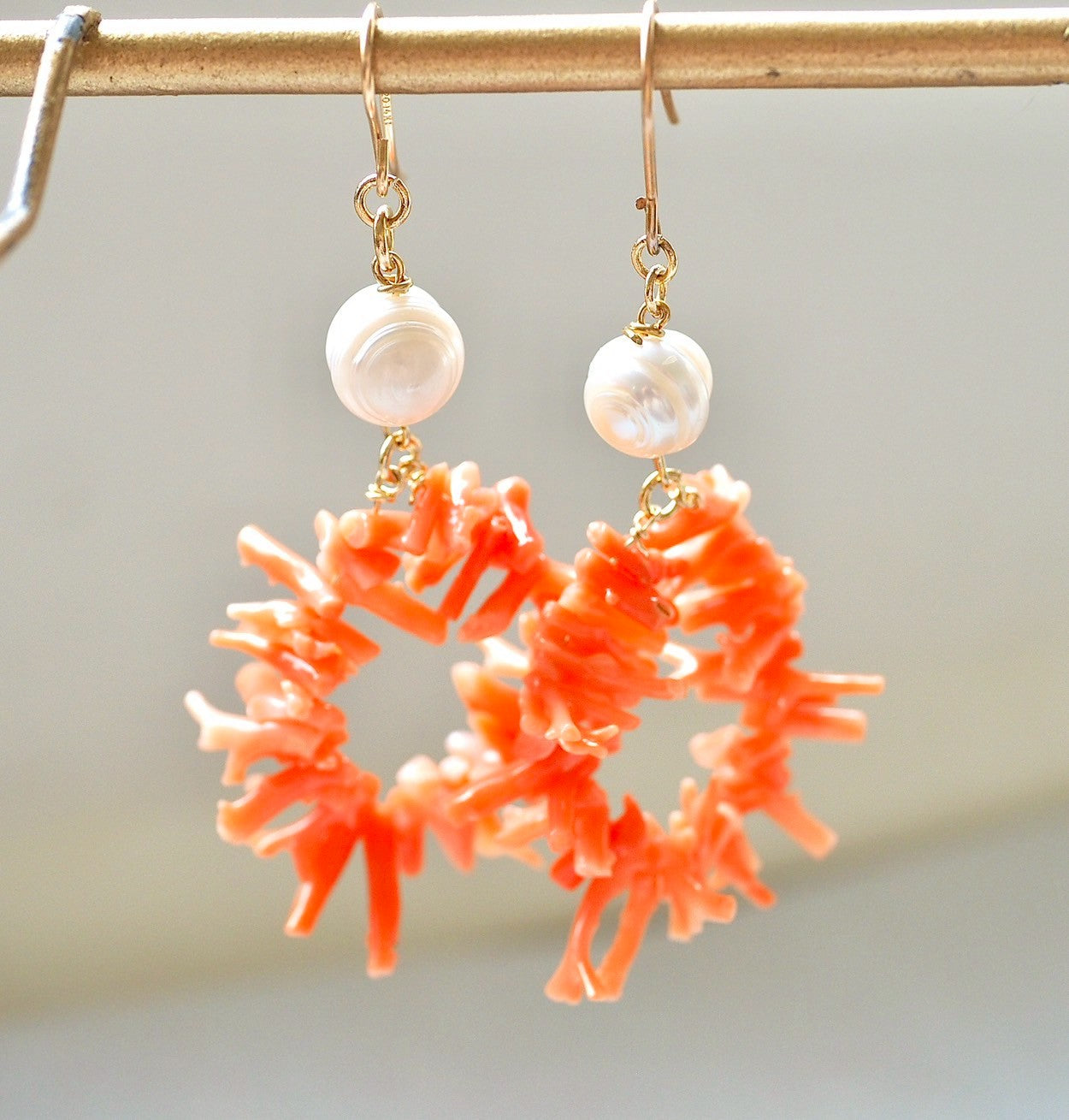 pearl × circled coral pierce