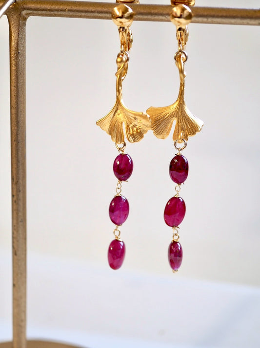 ruby × gold ginkgo leaf motif earrings