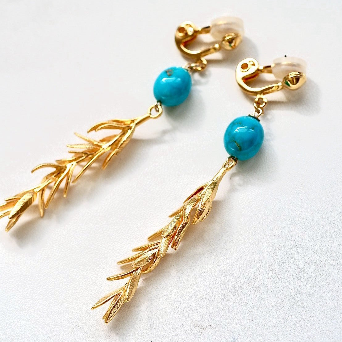 turquoise × gold leaf earring