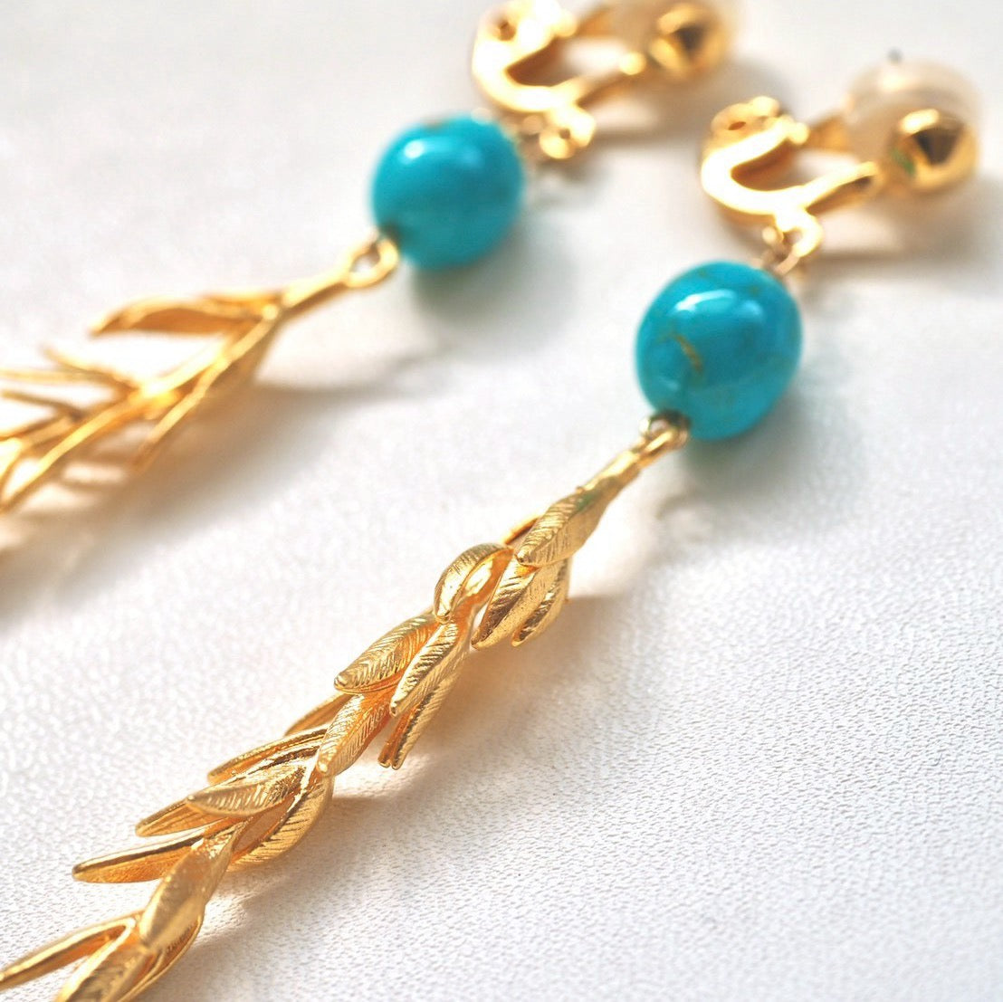 turquoise × gold leaf earring