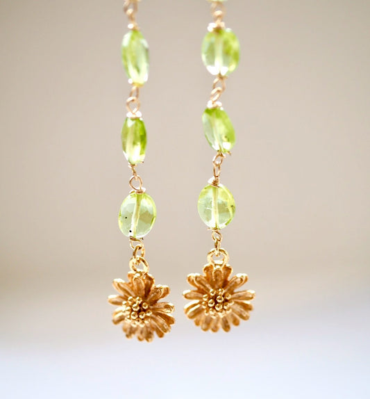 peridot × gold marguerite motif pierce