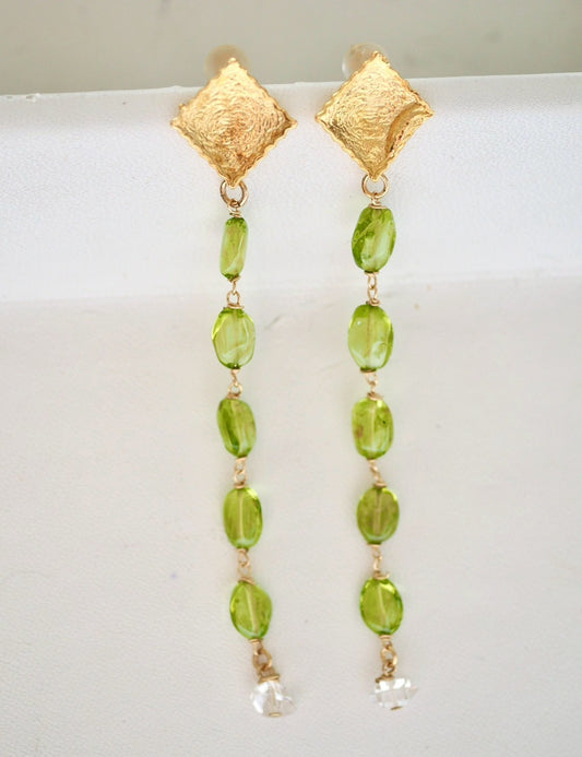 gold motif × peridot pierce