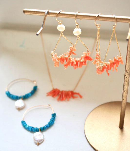 gold chain × coral pierce